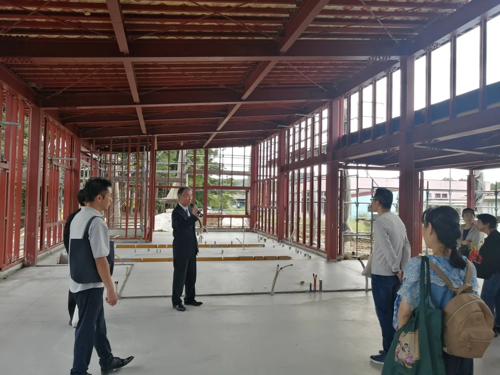 新しい幼稚園の建設現場を園児の保護者様たちと見学しました